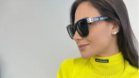 Influenciadora visita showroom da Oculoos