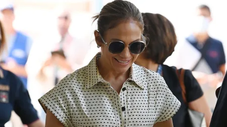 Jennifer Lopez com look clássico e cheio de frescor no Festival de Veneza