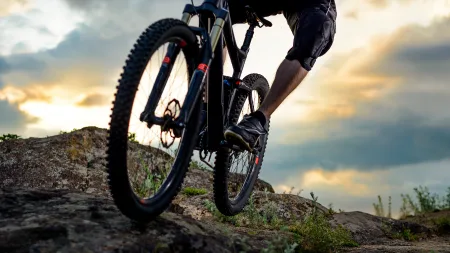 As diferenças e os benefícios em comum de correr e pedalar