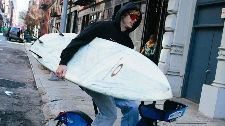 Oakley e Saturdays NYC se unem em collab inédita