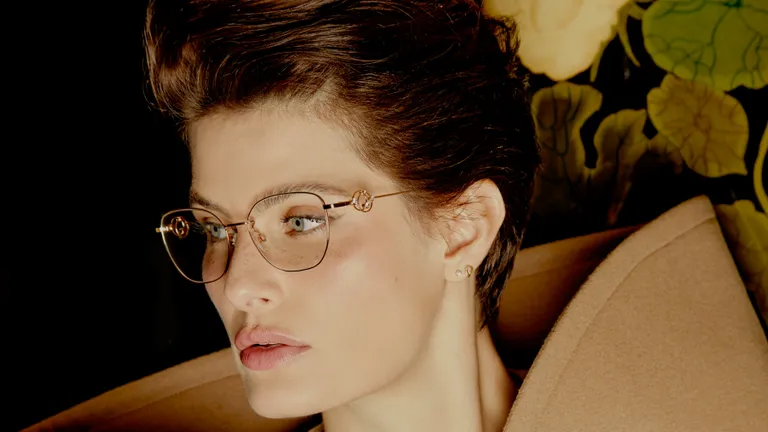 Isabeli Fontana, embaixadora da Pierre Cardin Eyewear no Brasil, veste a nova coleção FW23