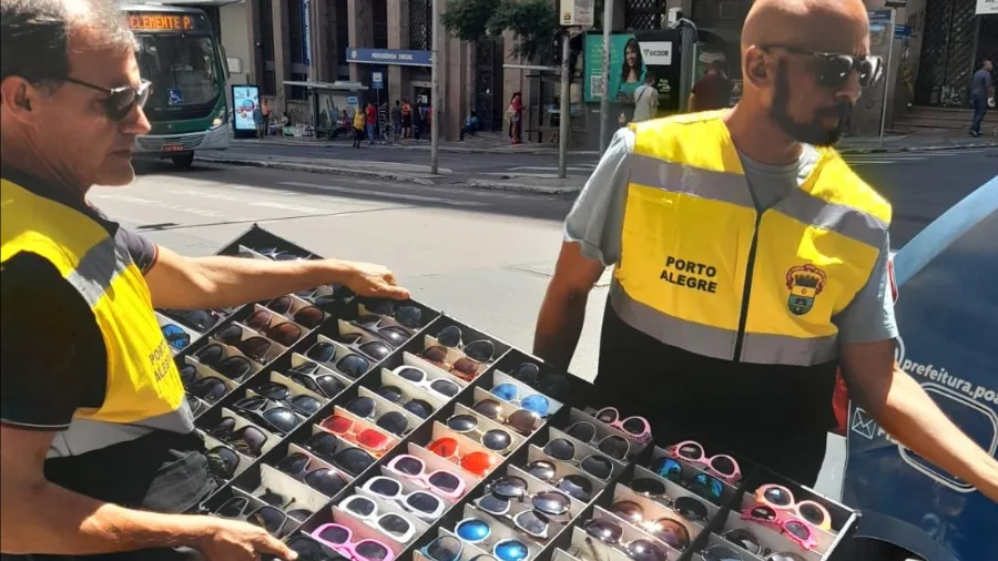 Apreensão de óculos com ambulantes em Porto Alegre