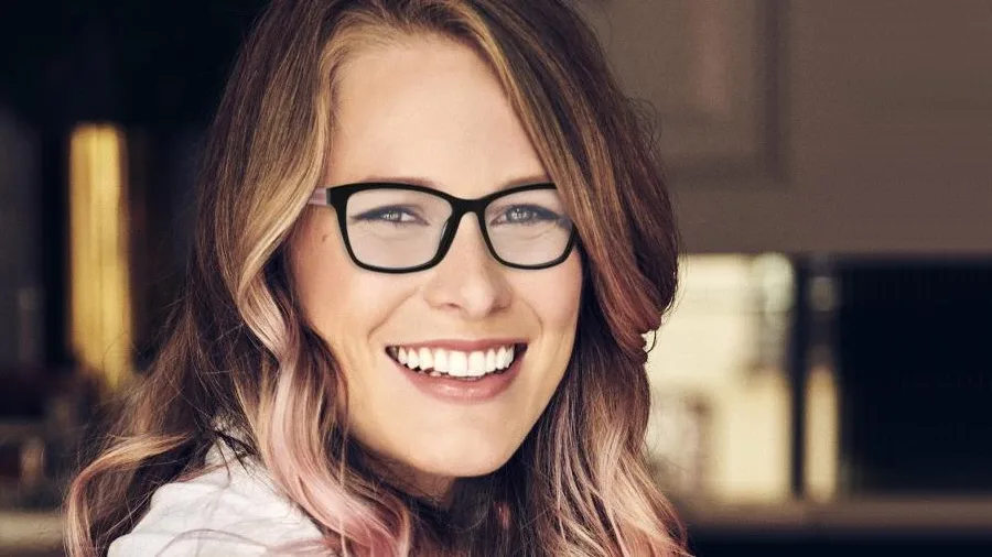 A coleção cápsula Get In Touch 2024 de Guess Eyewear