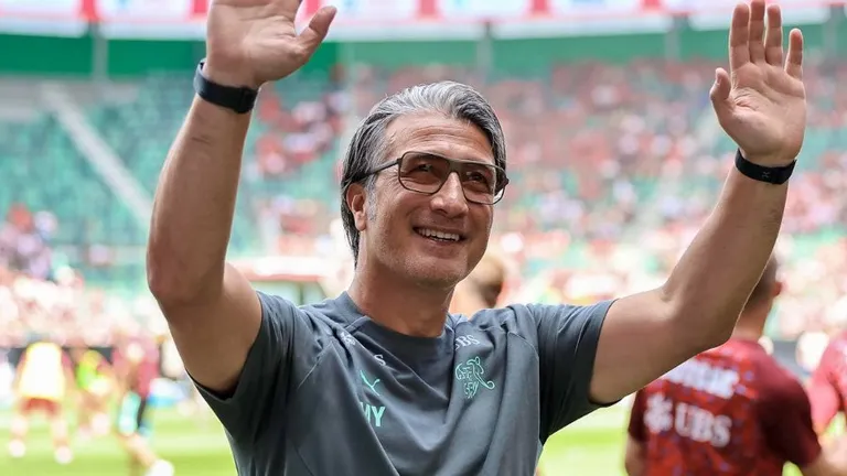 Óculos retrô de Murat Yakin na Copa 2026 disparam procura pelo modelo Reyes, da suíça Götti