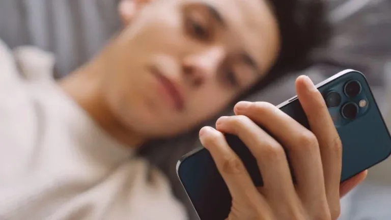 Férias escolares: do excesso de tela ao estrabismo, alerta médico aponta alta de casos em jovens
